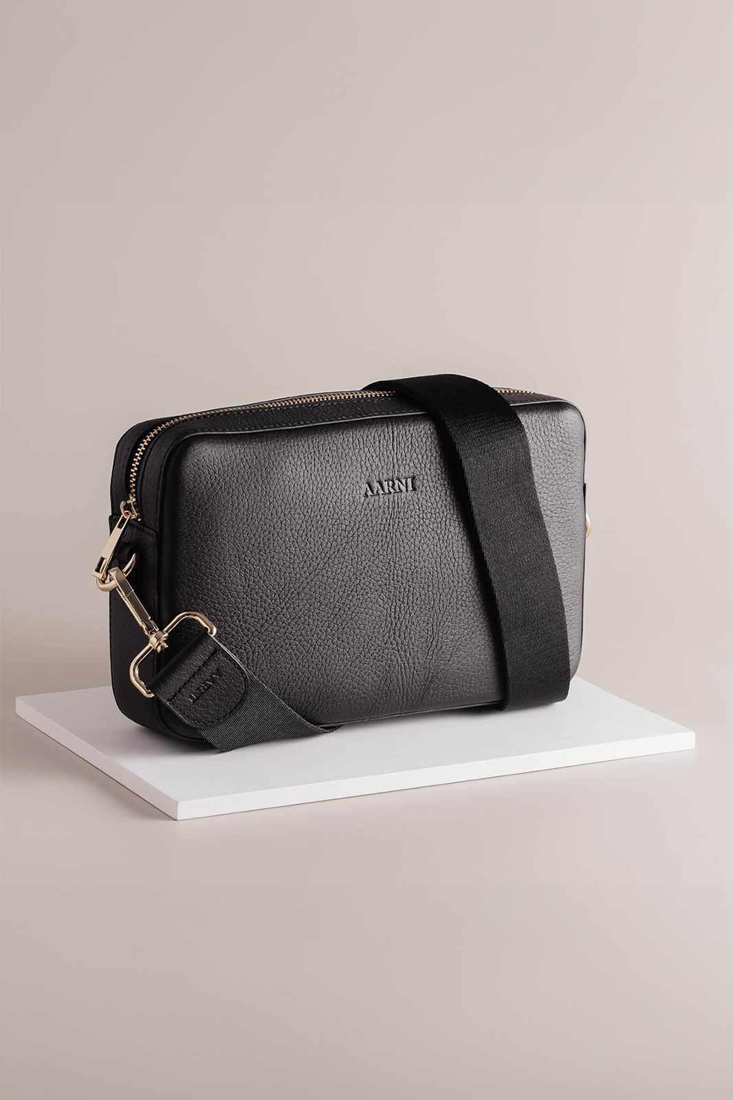 Aarni ISO HIRVENNAHKAINEN CROSSBODY/OLKALAUKKU Black/Gold