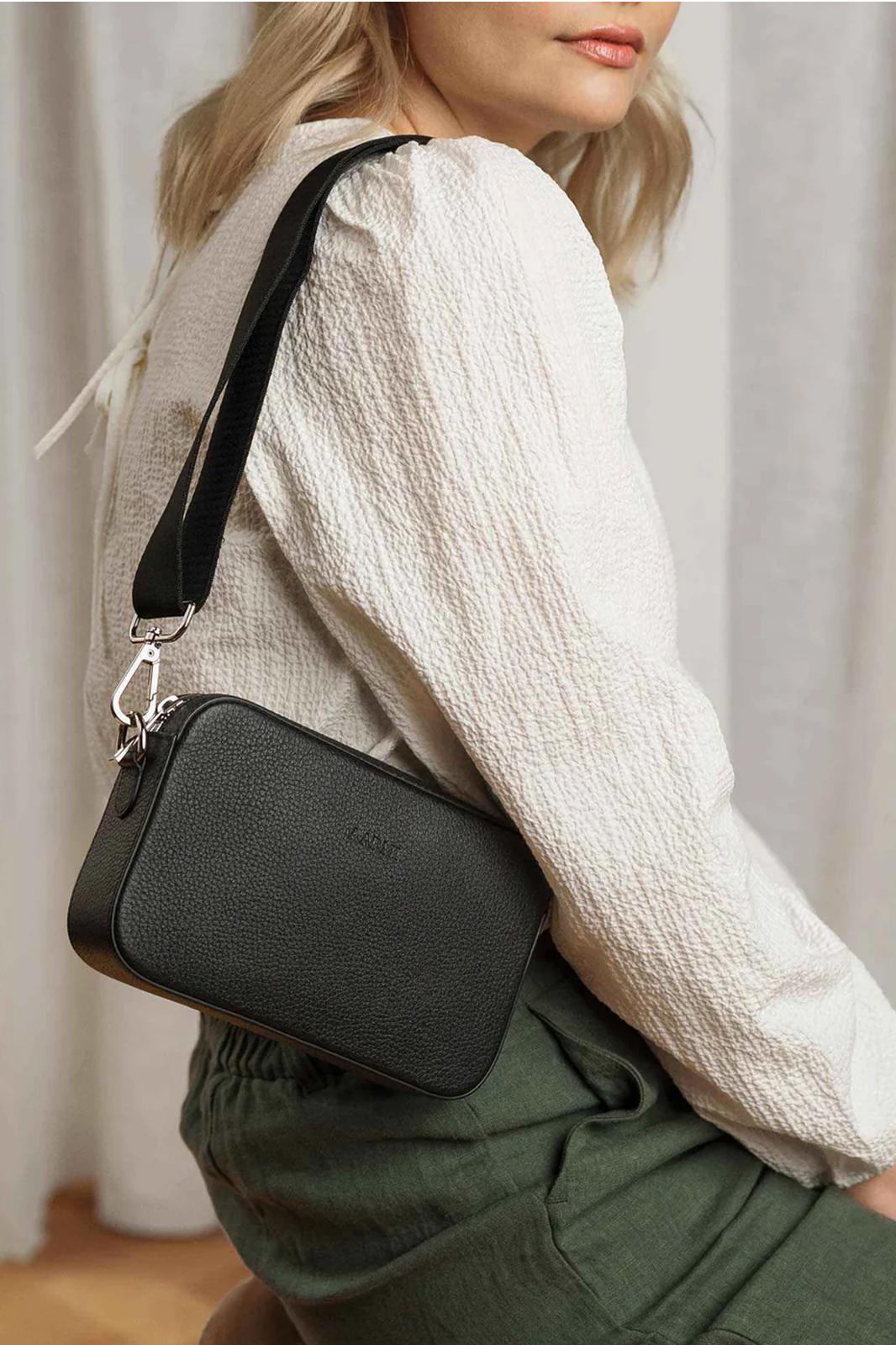 Aarni HIRVENNAHKAINEN CROSSBODY/OLKALAUKKU Black/Silver